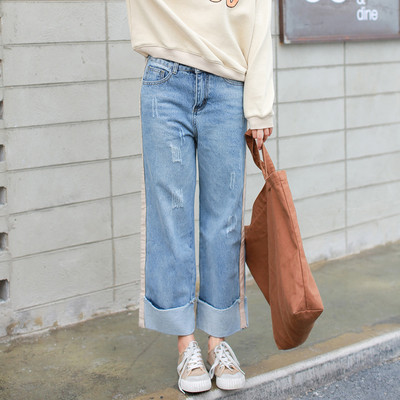 Κομψά γυναικεία τζιν σε ανοιχτό χρώμα και ελαφρώς ραγισμένα