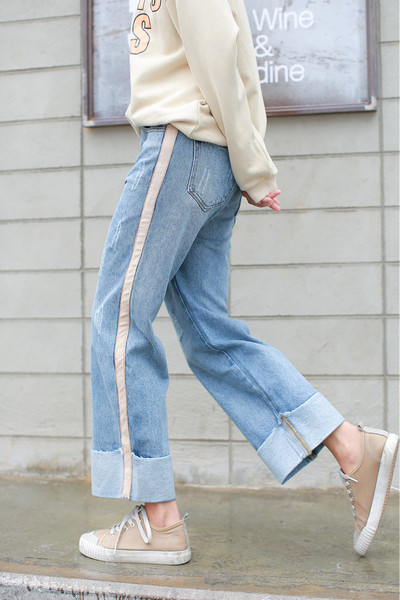 Κομψά γυναικεία τζιν σε ανοιχτό χρώμα και ελαφρώς ραγισμένα