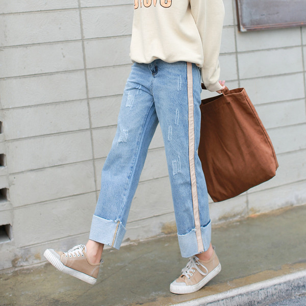 Κομψά γυναικεία τζιν σε ανοιχτό χρώμα και ελαφρώς ραγισμένα