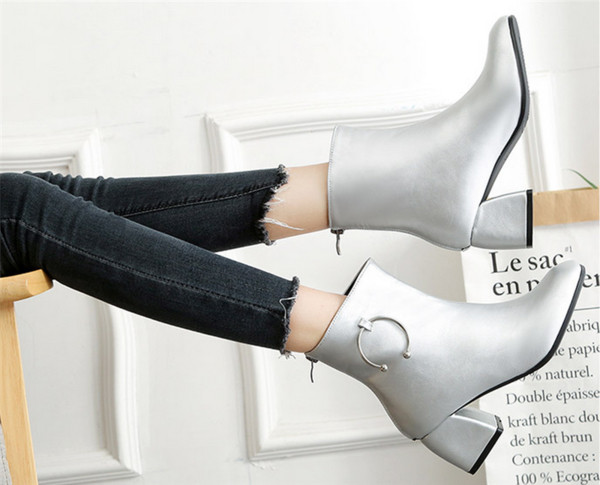 Семпли дамски ежедневни боти с дебел ток и метален орнамент