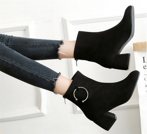 Семпли дамски ежедневни боти с дебел ток и метален орнамент