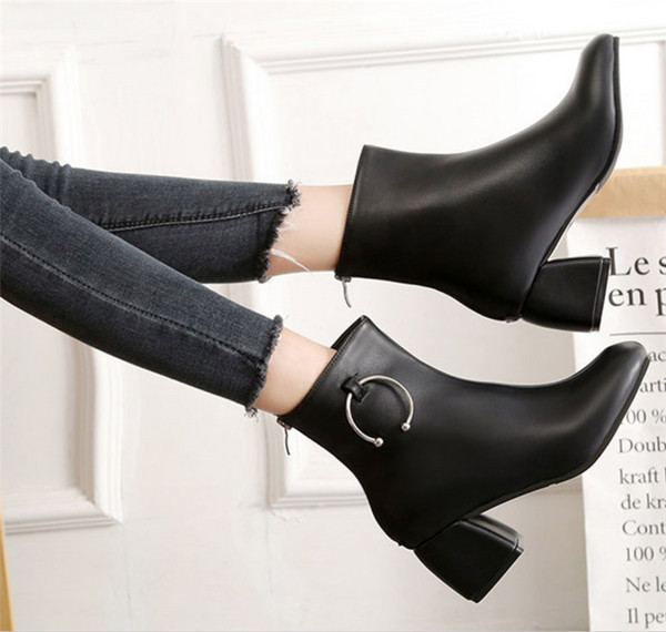 Семпли дамски ежедневни боти с дебел ток и метален орнамент