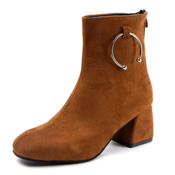 Семпли дамски ежедневни боти с дебел ток и метален орнамент