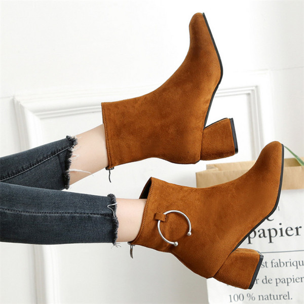 Семпли дамски ежедневни боти с дебел ток и метален орнамент