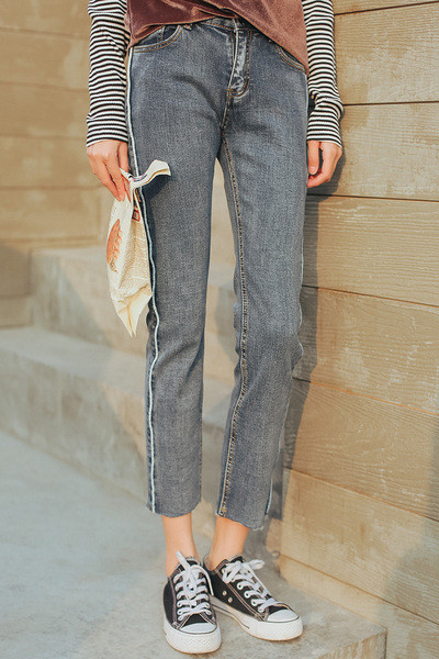 Πανέμορφα γυναικεία τζιν  σε γκρι χρώμα 7/8, κατάλληλα για τη καθημερινή ζωή