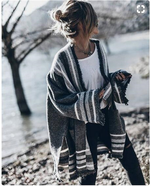 Много стилна дамска жилетка с широки дълги ръкави тип пончо 