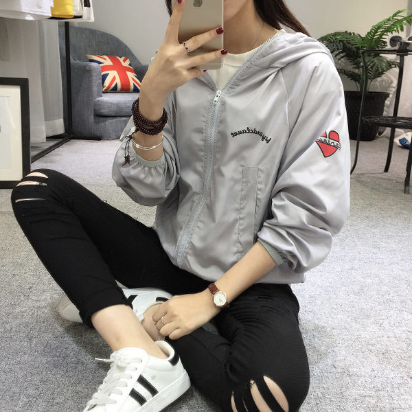 Αθλητικό γυναικείο μπουφάν σε ευρύ μοτίβο με κουκούλα σε δύο χρώματα