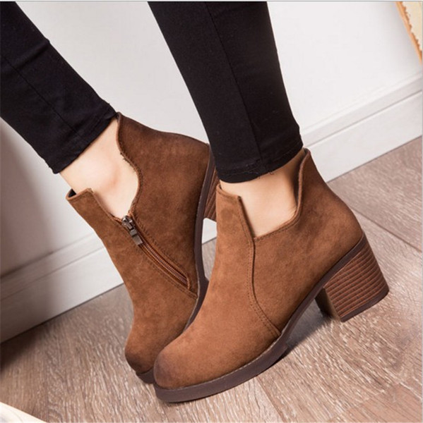 Актуални,семпли дамски боти с дебел ток и ципово закопчаване