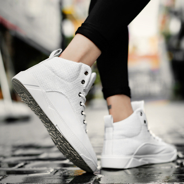 Κομψά αρσενικά πάνινα παπούτσια σε απλό σχέδιο σε τρία χρώματα