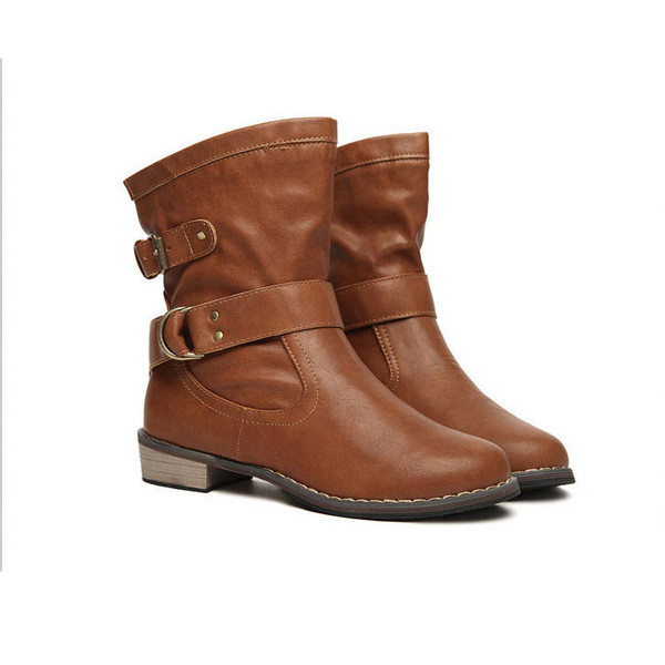 Καθημερινές γυναικείες μπότες σε μαύρο και  καφέ  χρώμα με ελαφρό τακούνι