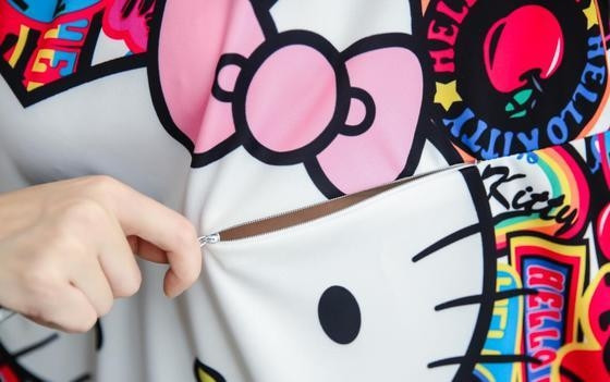 Πολύχρωμο γυναικείο φόρεμα με κοντό μανίκι με κινούμενη εικόνα