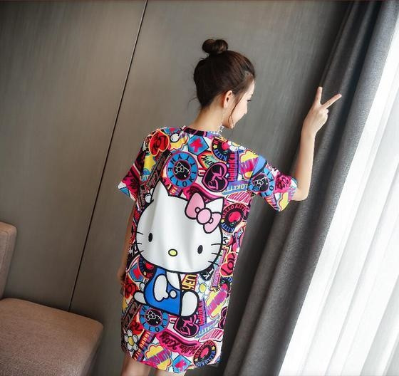 Πολύχρωμο γυναικείο φόρεμα με κοντό μανίκι με κινούμενη εικόνα