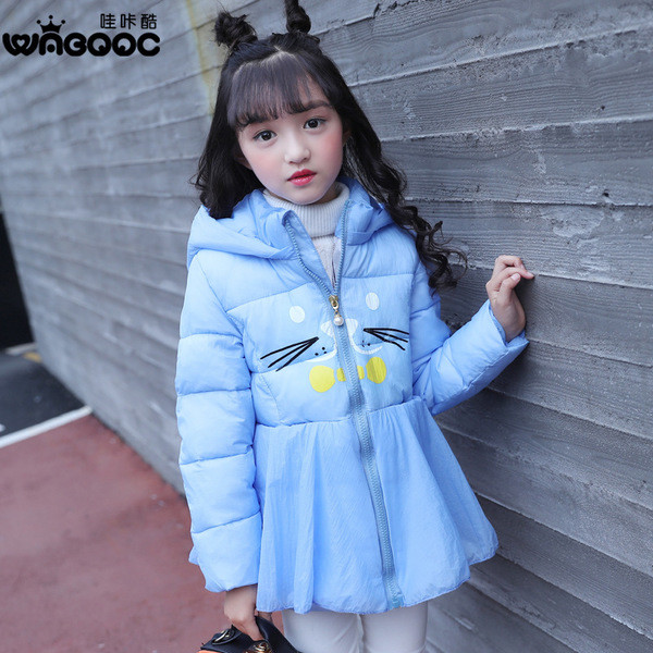 Γλυκό παιδικό μπουφάν για τα κορίτσια σε ενδιαφέρον μοντέλο με κουκούλα σε διάφορα χρώματα