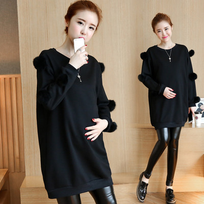 Стилен дълъг пуловер за бременни жени в черен цвят с пухчета