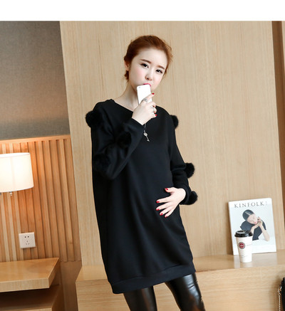 Стилен дълъг пуловер за бременни жени в черен цвят с пухчета