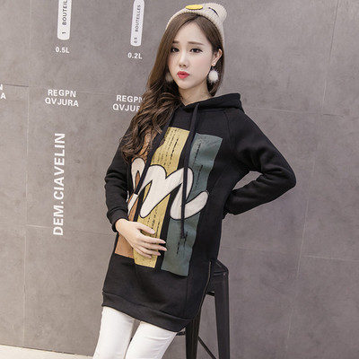 Спортно-елегантен пуловер за бременни жени с апликация и качулка в черен и червен цвят