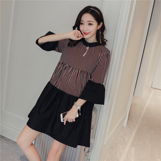 Стилна рокля за бременни жени с 3/4 къдрави ръкави на каре