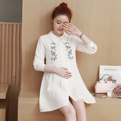 Стилна риза за бременни жени с бродерия в бял и син цвят