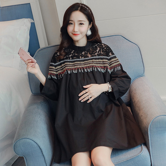 Κομψή κυρία φόρεμα για τις έγκυες γυναίκες σε μαύρο και άσπρο