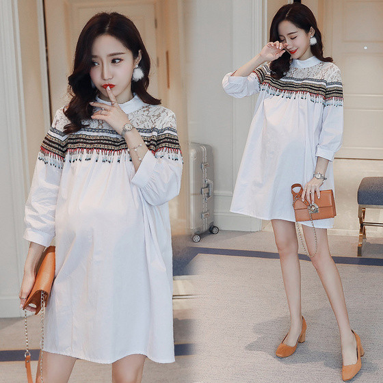 Κομψή κυρία φόρεμα για τις έγκυες γυναίκες σε μαύρο και άσπρο