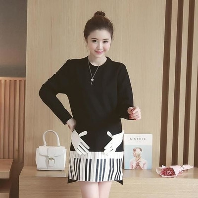 Κομψό φόρεμα για τις έγκυες γυναίκες σε λευκό και μαύρο με μανίκια 3/4