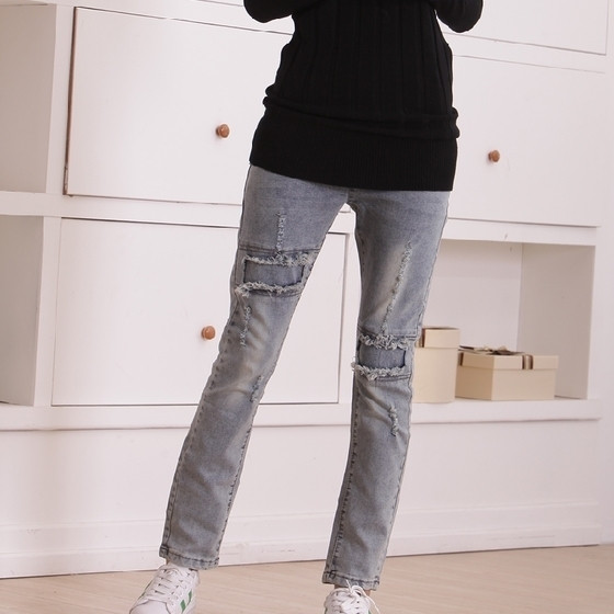 Ежедневни дънки за бременни жени - накъсани в сив цвят