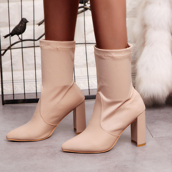 Πολύ άνετες γυναικείες μπότες με ψηλό χοντρό τακούνι