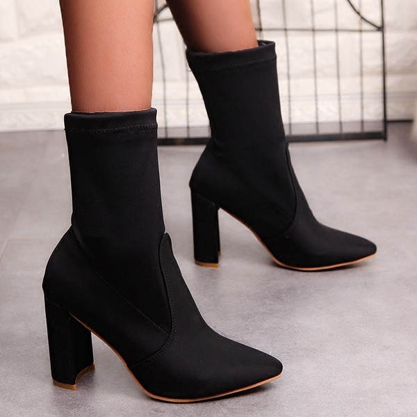 Πολύ άνετες γυναικείες μπότες με ψηλό χοντρό τακούνι