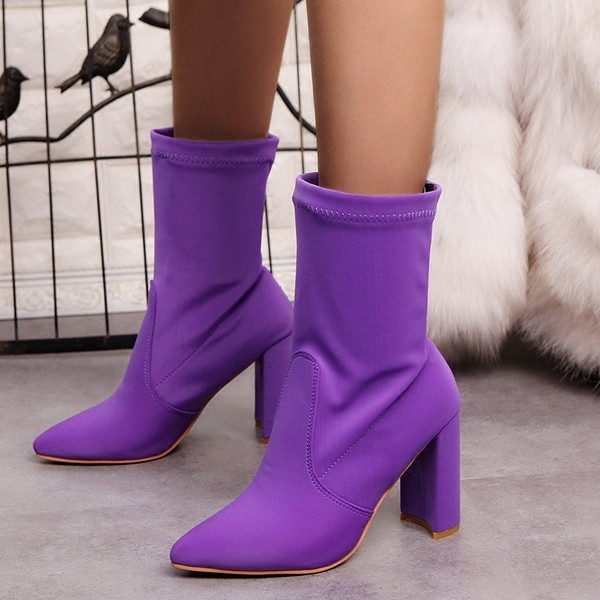 Πολύ άνετες γυναικείες μπότες με ψηλό χοντρό τακούνι