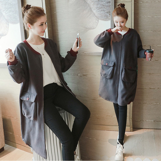 Χειμωνιάτικη μακρύ ζακέτα για τις έγκυες γυναίκες με μια εικόνα της πλάτης