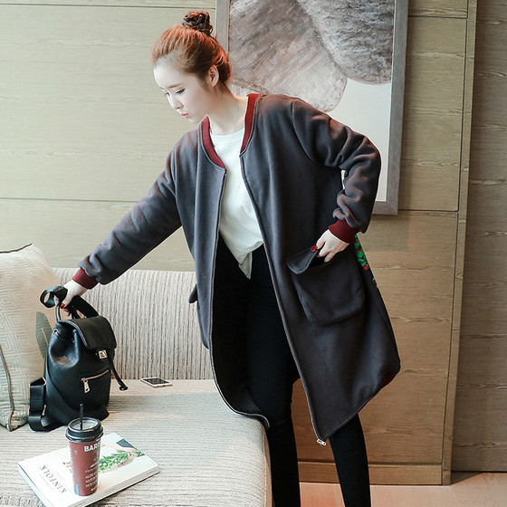 Χειμωνιάτικη μακρύ ζακέτα για τις έγκυες γυναίκες με μια εικόνα της πλάτης