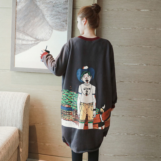 Χειμωνιάτικη μακρύ ζακέτα για τις έγκυες γυναίκες με μια εικόνα της πλάτης