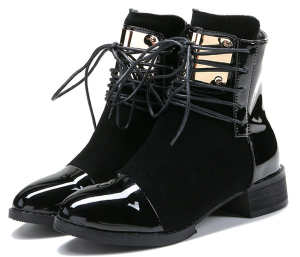 Ενδιαφέρουσες γυναικείες μπότες με κάλυψη βερνίκι  και κορδόνια