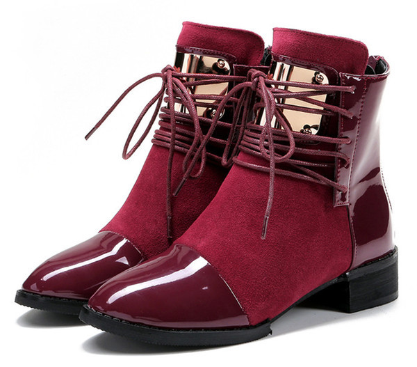 Ενδιαφέρουσες γυναικείες μπότες με κάλυψη βερνίκι  και κορδόνια