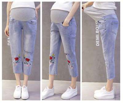 Сладки ежедневни дънки за бременни жени с накъсан мотив и аликации на анимационни изображения