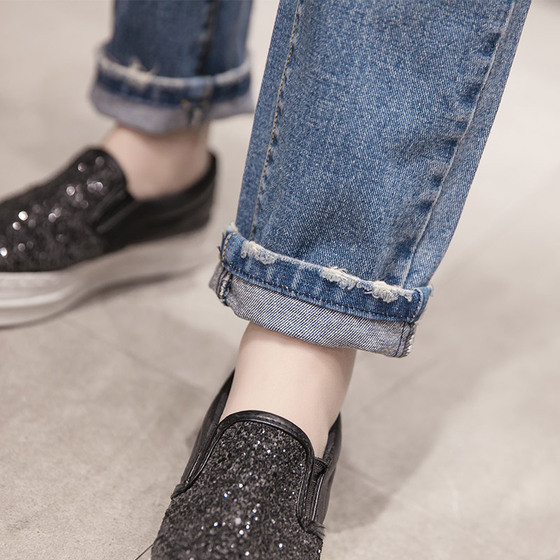 Сладки ежедневни дънки за бременни жени с накъсан мотив и аликации на анимационни изображения