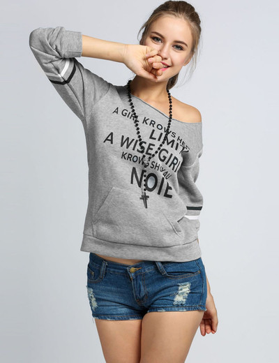 Καθημερινή γυναικεία μπλούζα σε γκρι χρώμαή και τσέπη