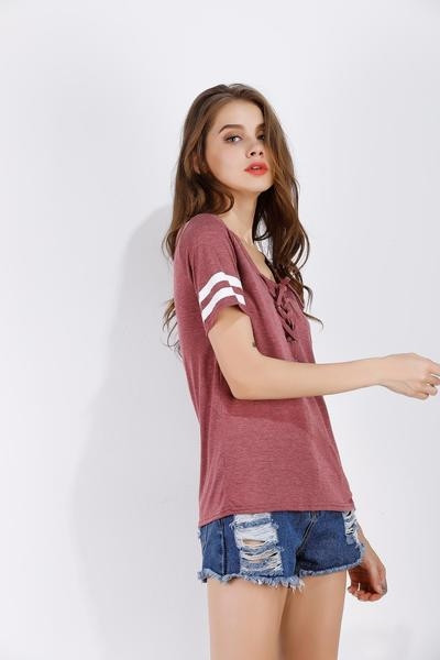 Спортно-елегантна дамска тениска с V-образно деколте с връзки