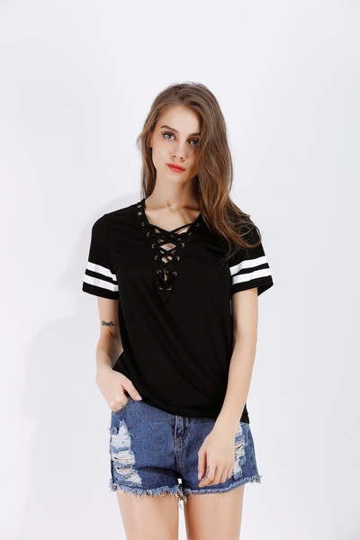 Спортно-елегантна дамска тениска с V-образно деколте с връзки