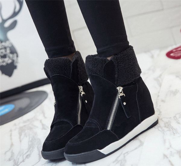 Χειμερινές γυναικείες μπότες  σε μαύρο και καφέ χρώμα