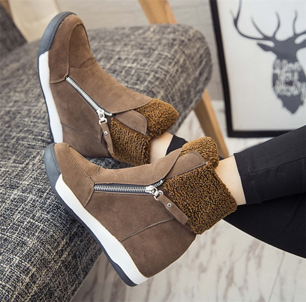 Χειμερινές γυναικείες μπότες  σε μαύρο και καφέ χρώμα