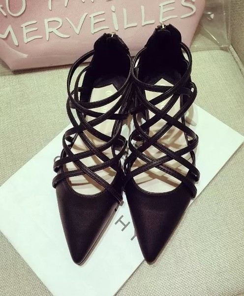 Κομψά γυναικεία μοκασίνια σε μαύρο χρώμα και  με σταυρωτά ιμάντα