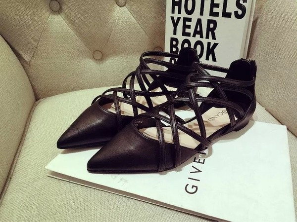 Κομψά γυναικεία μοκασίνια σε μαύρο χρώμα και  με σταυρωτά ιμάντα