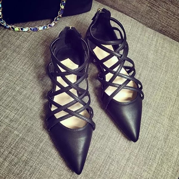 Κομψά γυναικεία μοκασίνια σε μαύρο χρώμα και  με σταυρωτά ιμάντα