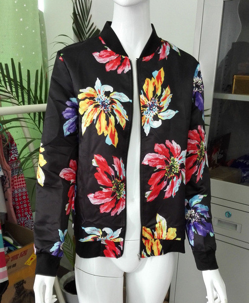 Φθινοπωρινό γυναικείο μπουφάν  με floral μοτίβο κατάλληλο για τη καθημερινή ζωή