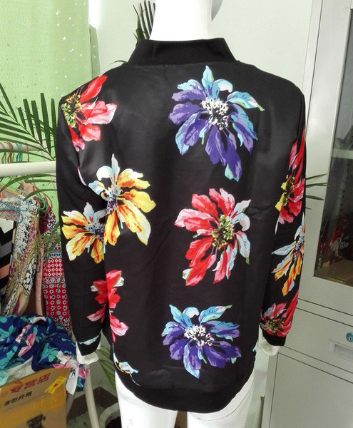 Φθινοπωρινό γυναικείο μπουφάν  με floral μοτίβο κατάλληλο για τη καθημερινή ζωή