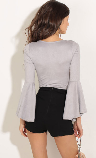 Κομψό γυναικείο πουκάμισο με φαρδιά μανίκια και βαθύ κορδόνι V με λαιμόκοψη