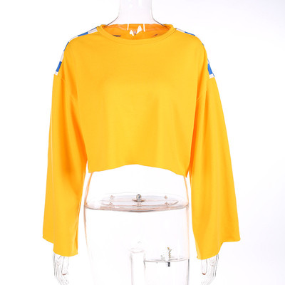 Τρέχουσα γυναικεία μπλούζα  με μακριά και φαρδιά μανίκια και σταυρωτές συνδέσεις κατά μήκος των ώμων