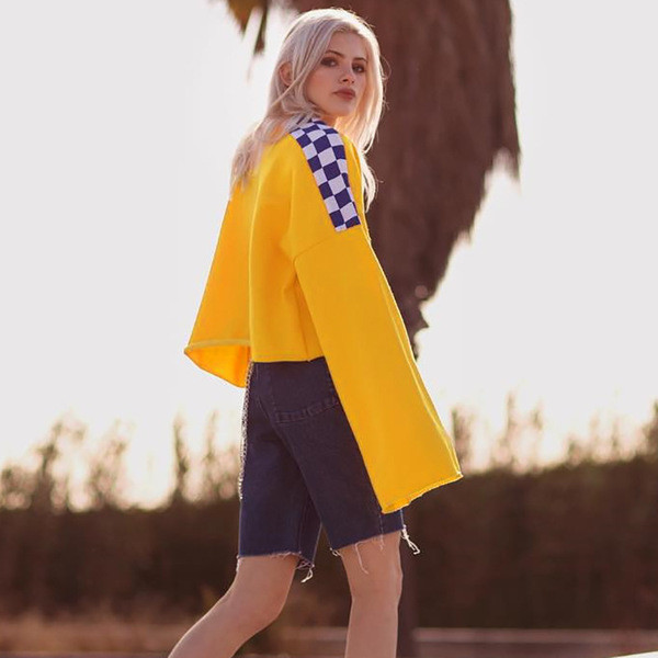 Τρέχουσα γυναικεία μπλούζα  με μακριά και φαρδιά μανίκια και σταυρωτές συνδέσεις κατά μήκος των ώμων