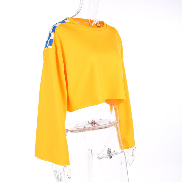 Τρέχουσα γυναικεία μπλούζα  με μακριά και φαρδιά μανίκια και σταυρωτές συνδέσεις κατά μήκος των ώμων